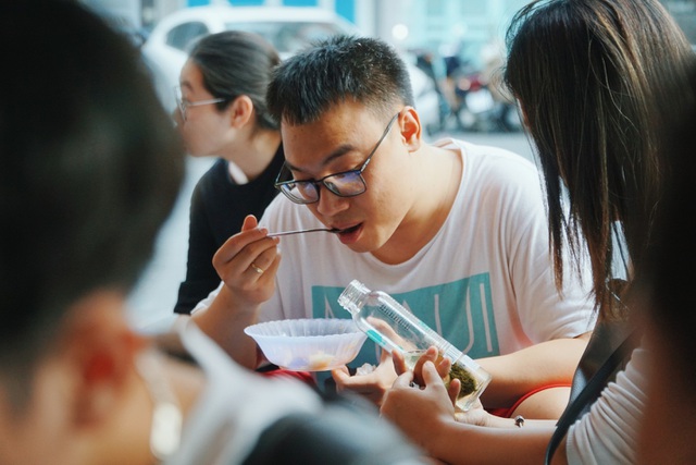 Quán bánh rán vỉa hè Hà Nội, ngày cả trăm lượt khách xếp hàng thưởng thức