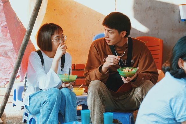 Quán bánh rán vỉa hè Hà Nội, ngày cả trăm lượt khách xếp hàng thưởng thức