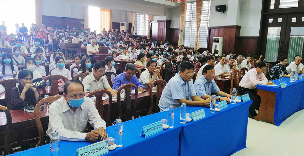 Trao học bổng Xổ số kiến thiết An Giang cho học sinh huyện Tịnh Biên