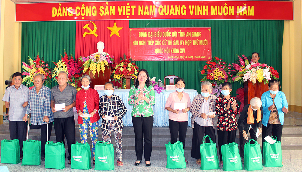 Bí thư Tỉnh ủy An Giang Võ Thị Ánh Xuân tiếp xúc cử tri sau kỳ họp thứ 10, Quốc hội khóa XIV