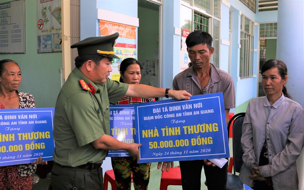 Lãnh đạo tỉnh, TP. Châu Đốc thăm, hỗ trợ các hộ bị cháy nhà tại xã Vĩnh Châu