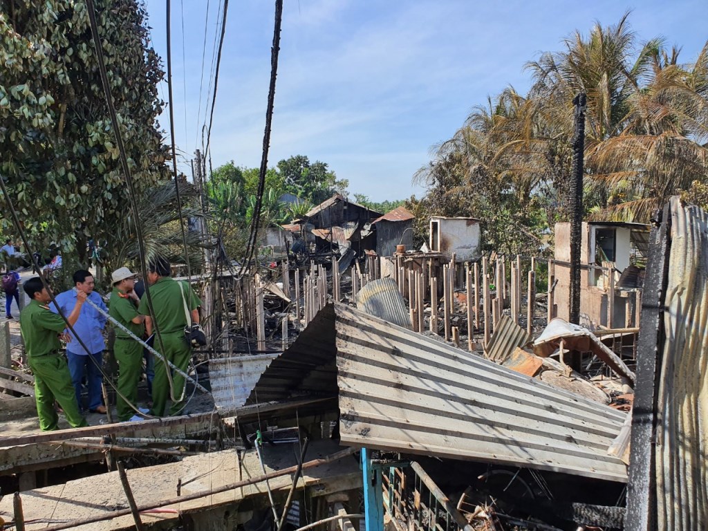 Lãnh đạo tỉnh, TP. Châu Đốc thăm, hỗ trợ các hộ bị cháy nhà tại xã Vĩnh Châu