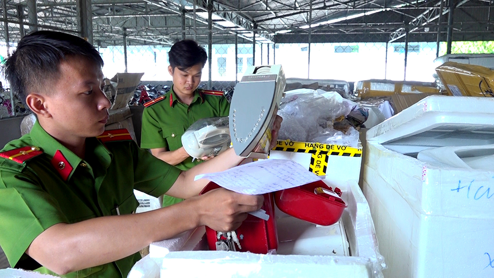 An Giang: Bắt xe tải vận chuyển số lượng lớn hàng nhập lậu
