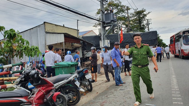Cà Mau: Xe tải 'húc' xe buýt rồi 'lùa' trụ sở khóm cùng 3 ki ốt