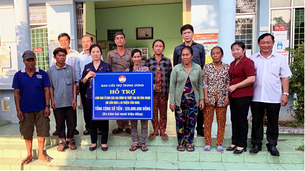 Ủy ban Trung ương MTTQVN hỗ trợ 320 triệu đồng cho 8 hộ bị hỏa hoạn ở Châu Đốc