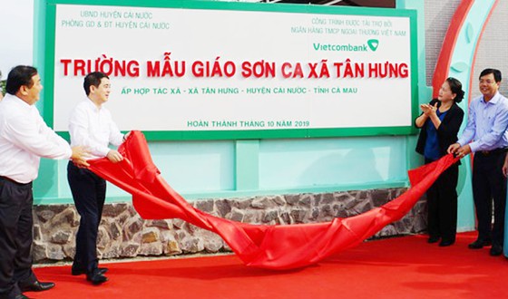 Chủ tịch Quốc hội Nguyễn Thị Kim Ngân thăm và tặng quà cho học sinh ở Cà Mau
