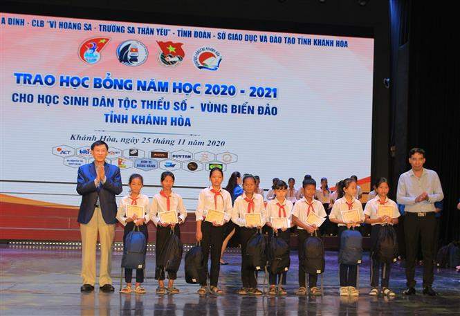 Trao học bổng Vừ A Dính cho học sinh có hoàn cảnh khó khăn