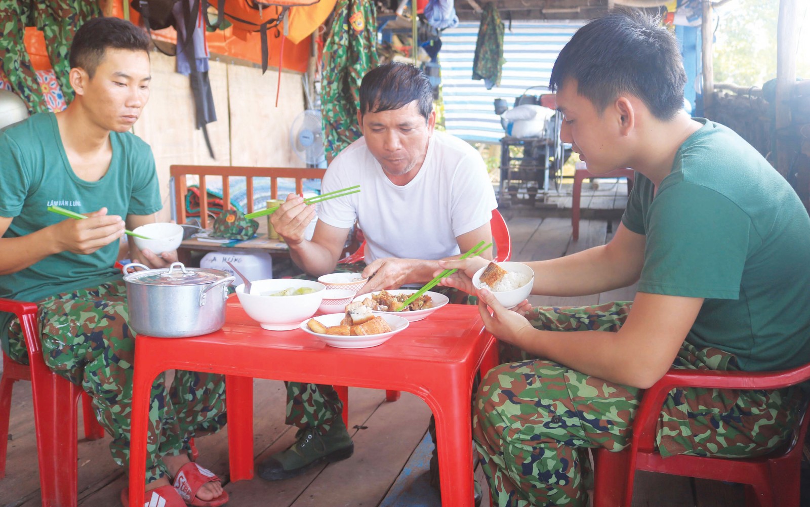 Chốt gác “du thuyền”