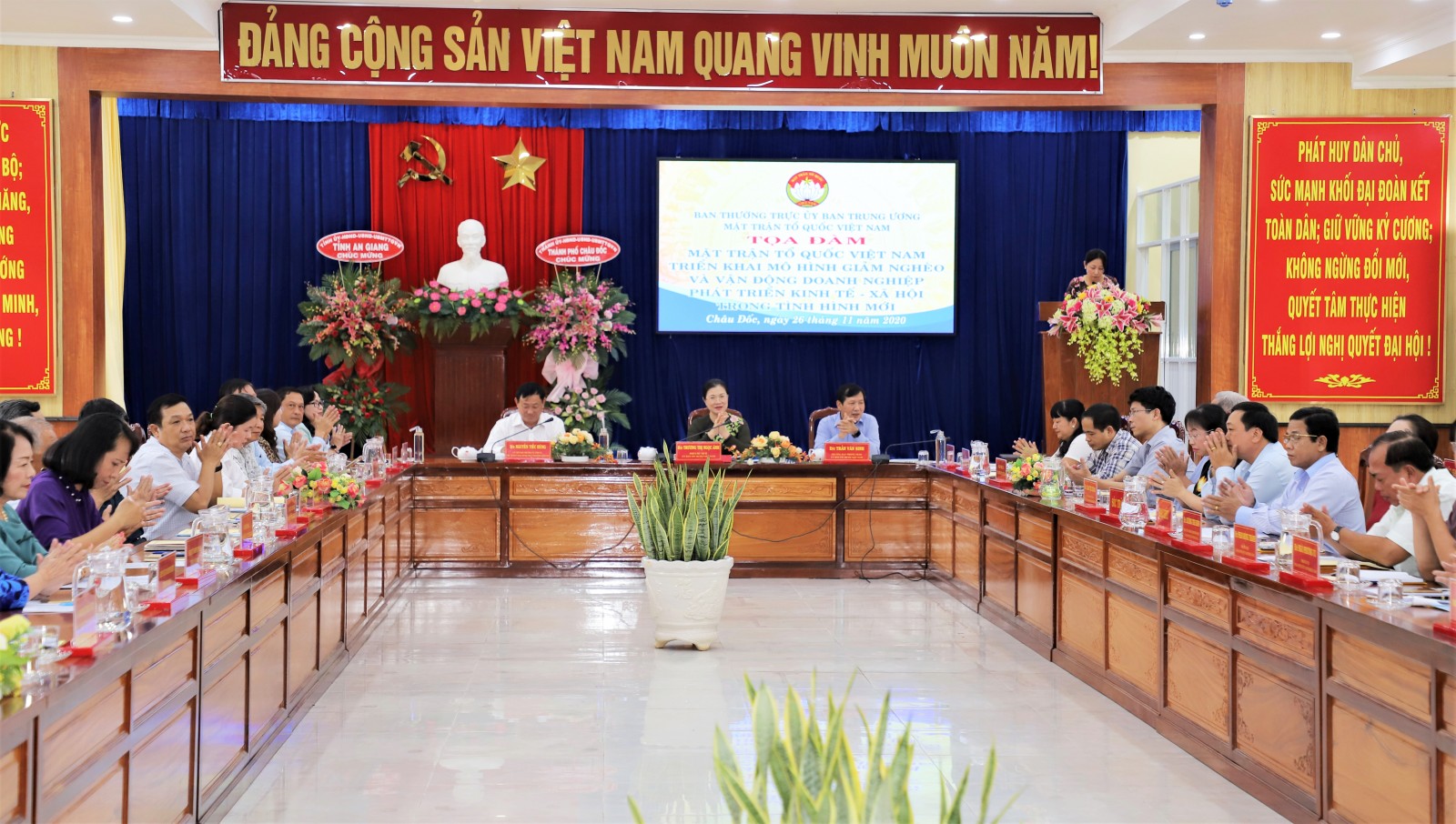 Ban Thường trực Ủy ban Trung ương MTTQVN tổ chức tọa đàm “MTTQVN triển khai mô hình giảm nghèo và vận động doanh nghiệp phát triển kinh tế - xã hội trong tình hình mới”