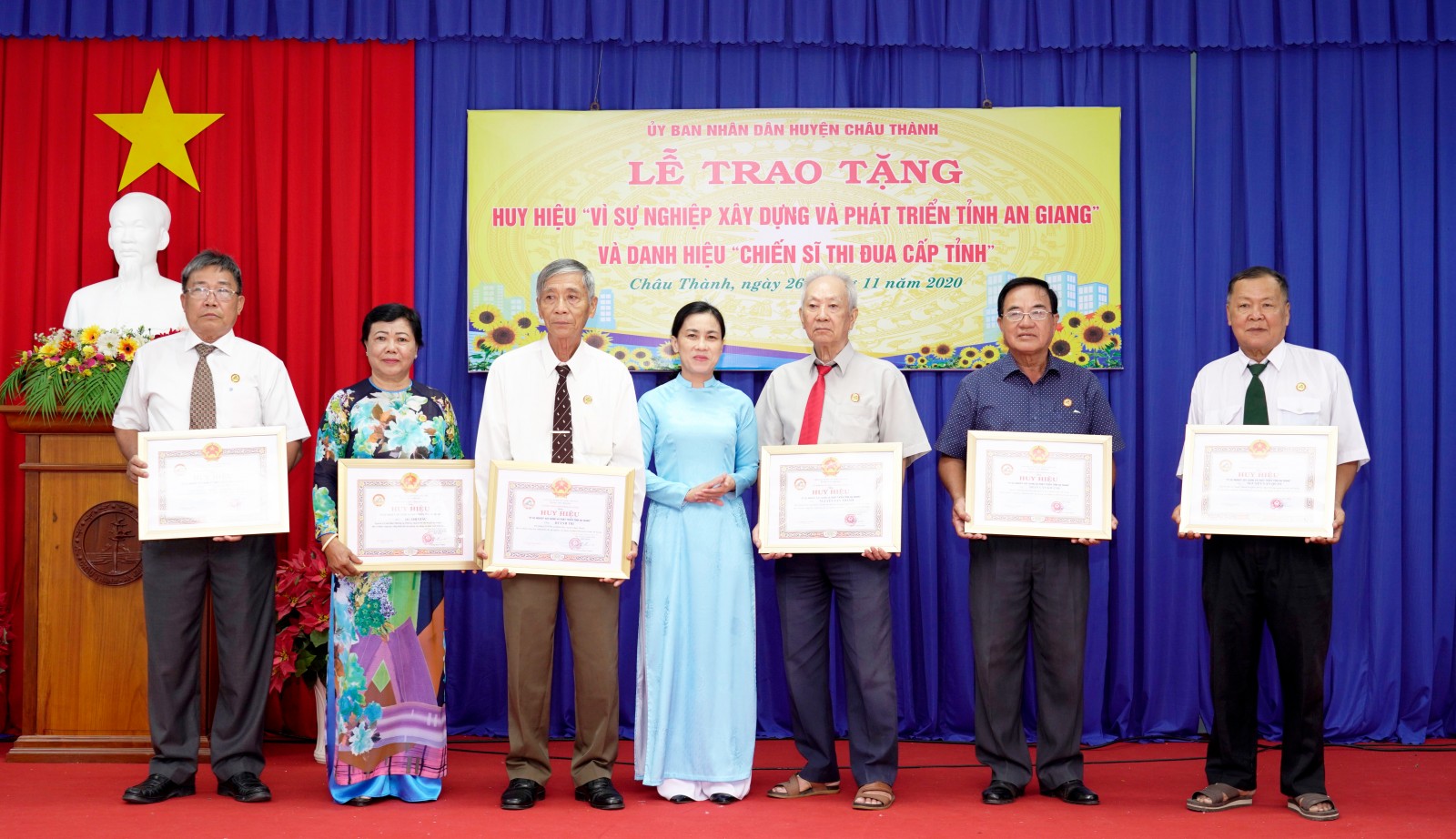 Châu Thành trao tặng huy hiệu “Vì sự nghiệp xây dựng và phát triển tỉnh An Giang” và danh hiệu “Chiến sĩ thi đua cấp tỉnh”