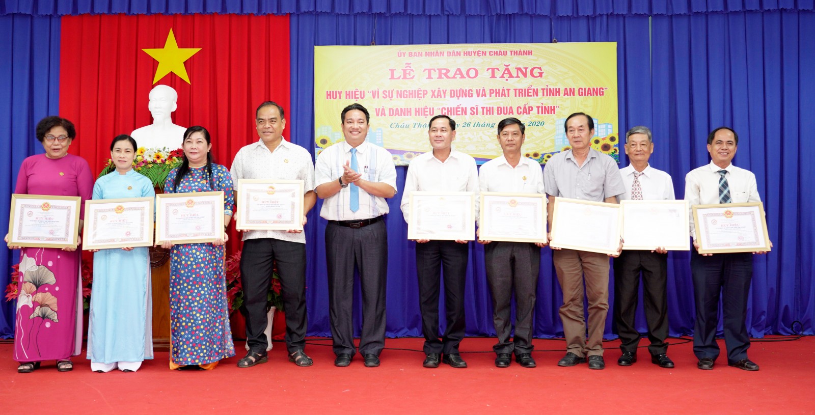 Châu Thành trao tặng huy hiệu “Vì sự nghiệp xây dựng và phát triển tỉnh An Giang” và danh hiệu “Chiến sĩ thi đua cấp tỉnh”