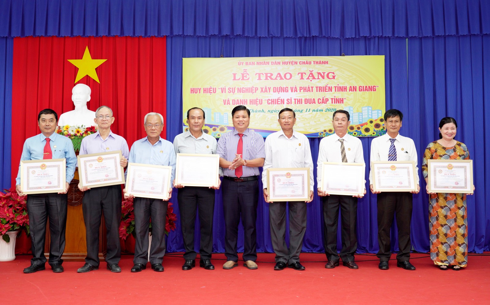 Châu Thành trao tặng huy hiệu “Vì sự nghiệp xây dựng và phát triển tỉnh An Giang” và danh hiệu “Chiến sĩ thi đua cấp tỉnh”