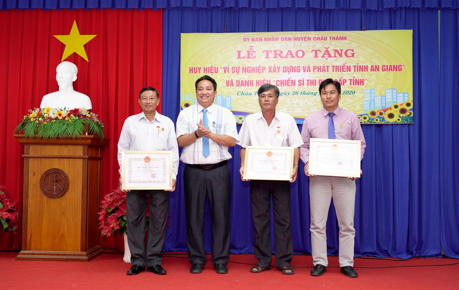 Châu Thành trao tặng huy hiệu “Vì sự nghiệp xây dựng và phát triển tỉnh An Giang” và danh hiệu “Chiến sĩ thi đua cấp tỉnh”