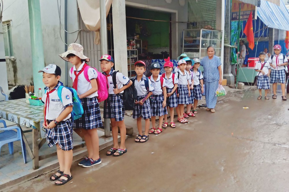 Chuyện cụ bà đưa trẻ đi học trên Hòn Heo