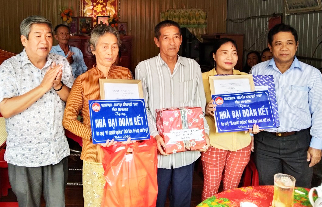 Ủy ban Trung ương MTTQVN và Cụm UBMTTQVN các tỉnh Nam sông Hậu trao 30 căn nhà Đại đoàn kết tại TX. Tân Châu, huyện An Phú, Châu Phú