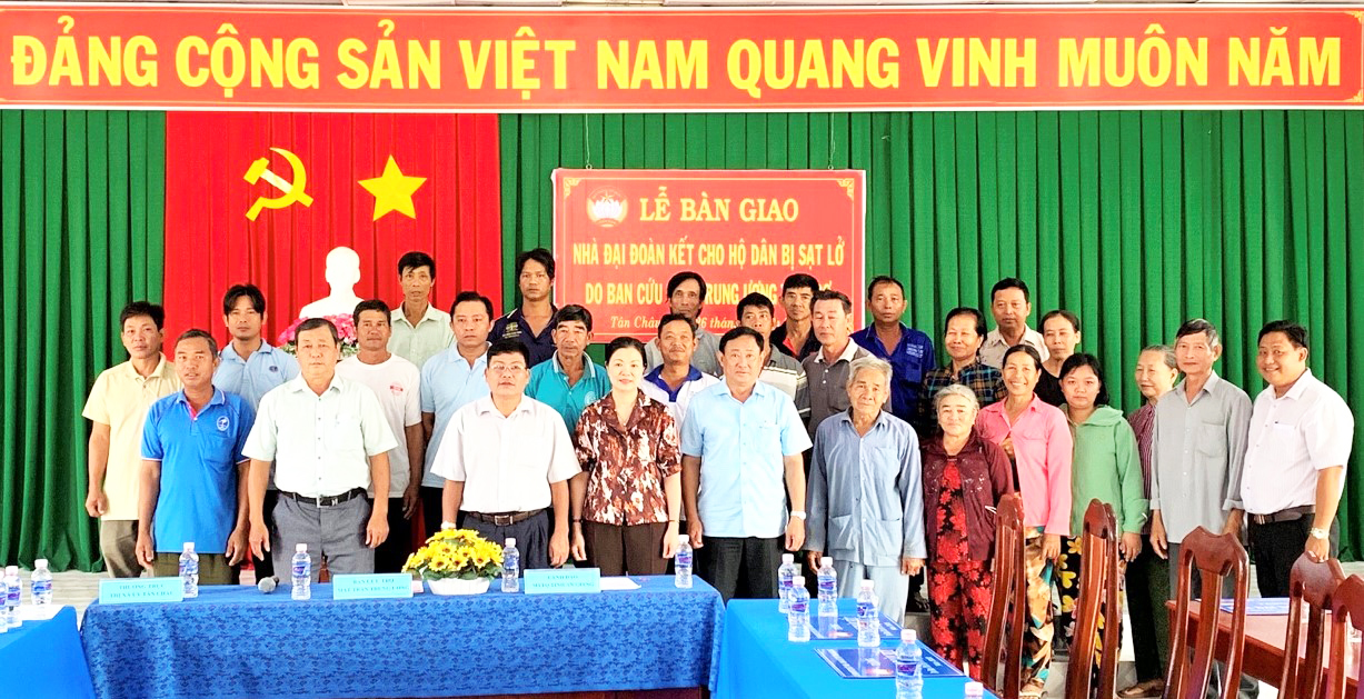 Ủy ban Trung ương MTTQVN và Cụm UBMTTQVN các tỉnh Nam sông Hậu trao 30 căn nhà Đại đoàn kết tại TX. Tân Châu, huyện An Phú, Châu Phú