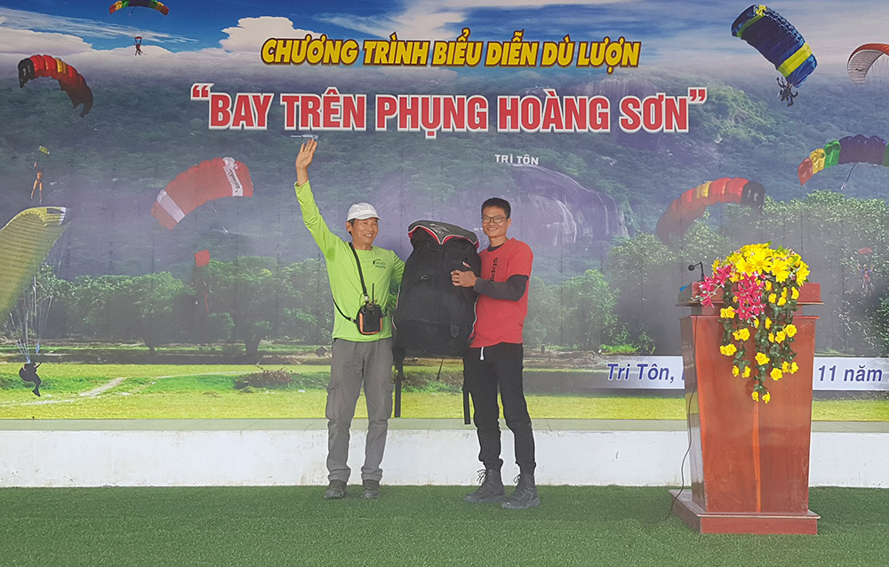 Hơn 90 phi công tham gia bay dù lượn từ Phụng Hoàng Sơn