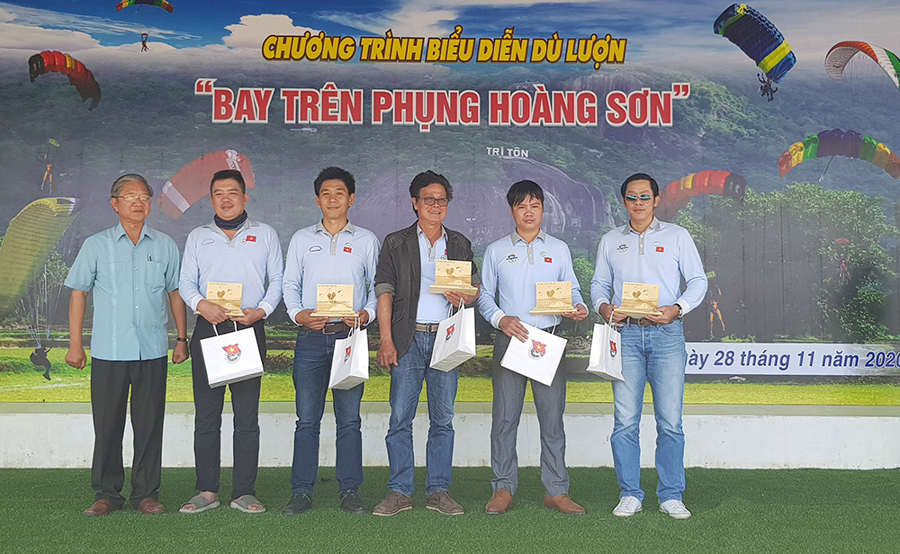 Hơn 90 phi công tham gia bay dù lượn từ Phụng Hoàng Sơn