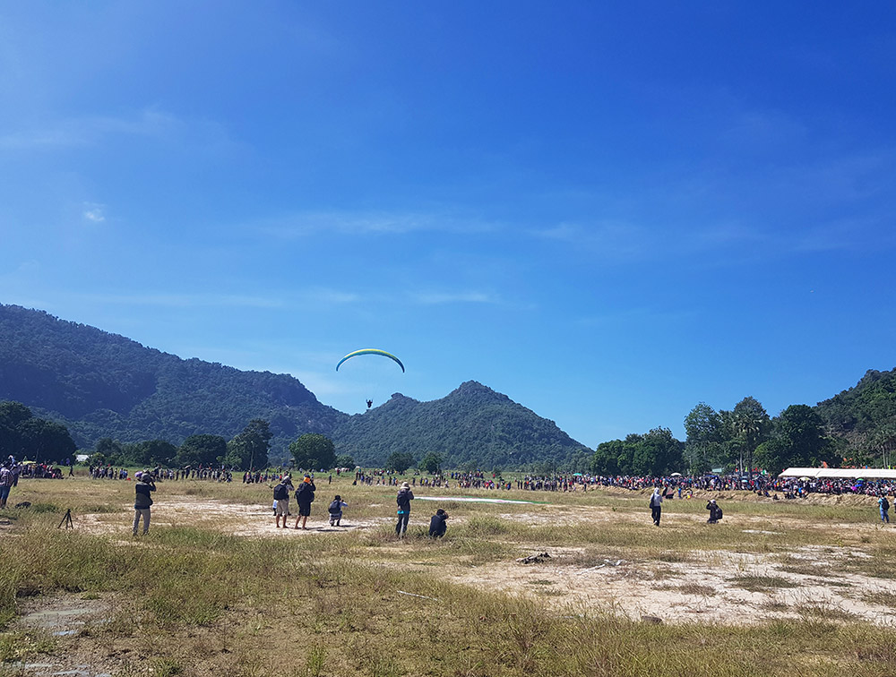 Hơn 90 phi công tham gia bay dù lượn từ Phụng Hoàng Sơn