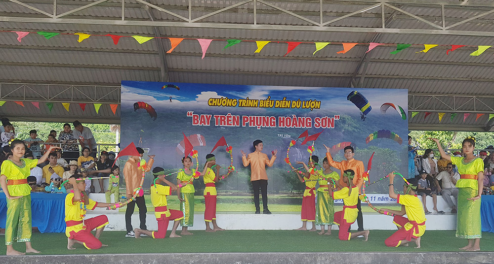 Hơn 90 phi công tham gia bay dù lượn từ Phụng Hoàng Sơn
