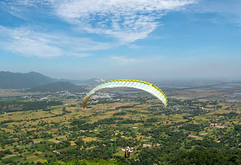 Hơn 90 phi công tham gia bay dù lượn từ Phụng Hoàng Sơn