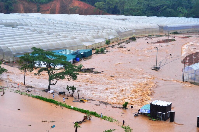Khẩn trương tìm kiếm, cứu hộ nhóm du khách bị lũ dữ cuốn trôi