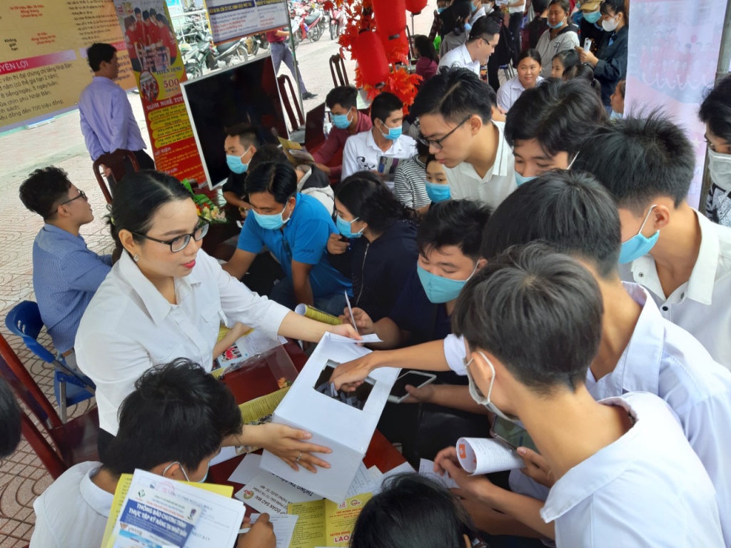 Gần 1.500 lao động Tri Tôn tìm kiếm cơ hội việc làm