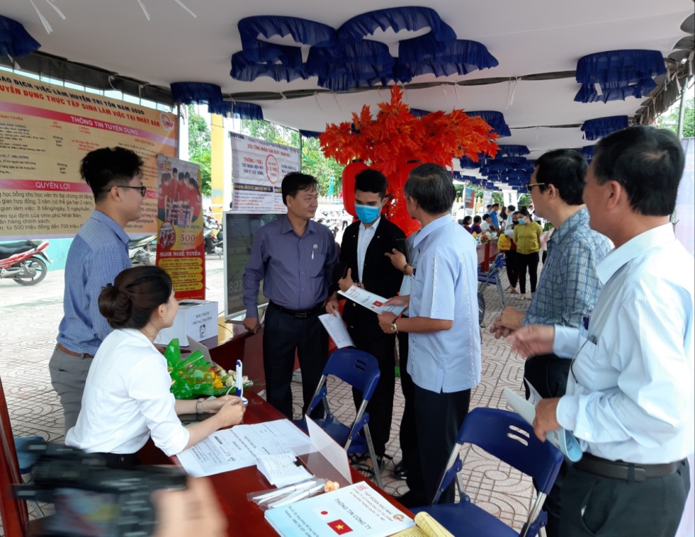 Gần 1.500 lao động Tri Tôn tìm kiếm cơ hội việc làm