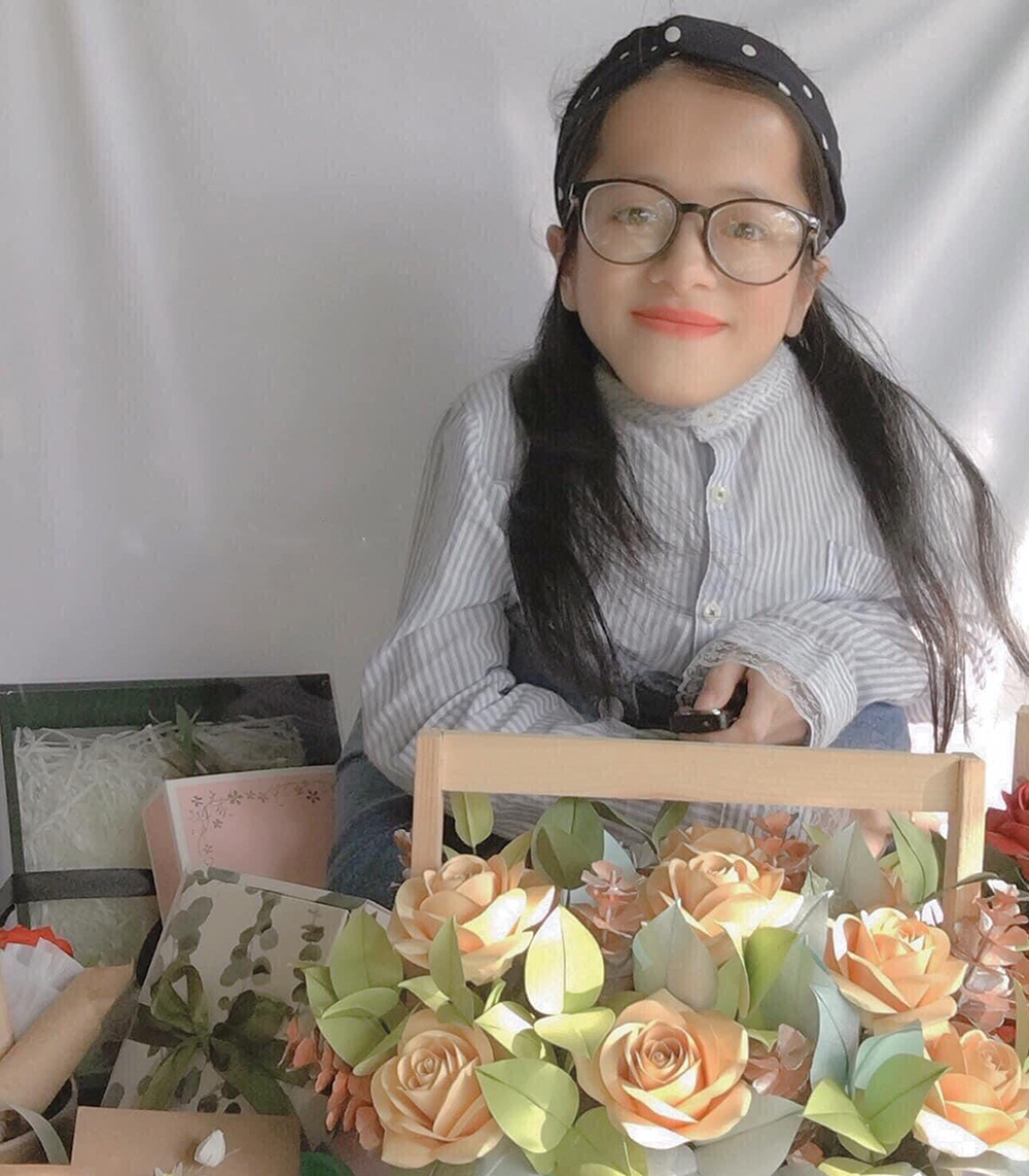 Cô gái mắc bệnh xương thủy tinh và những bông hoa Handmade