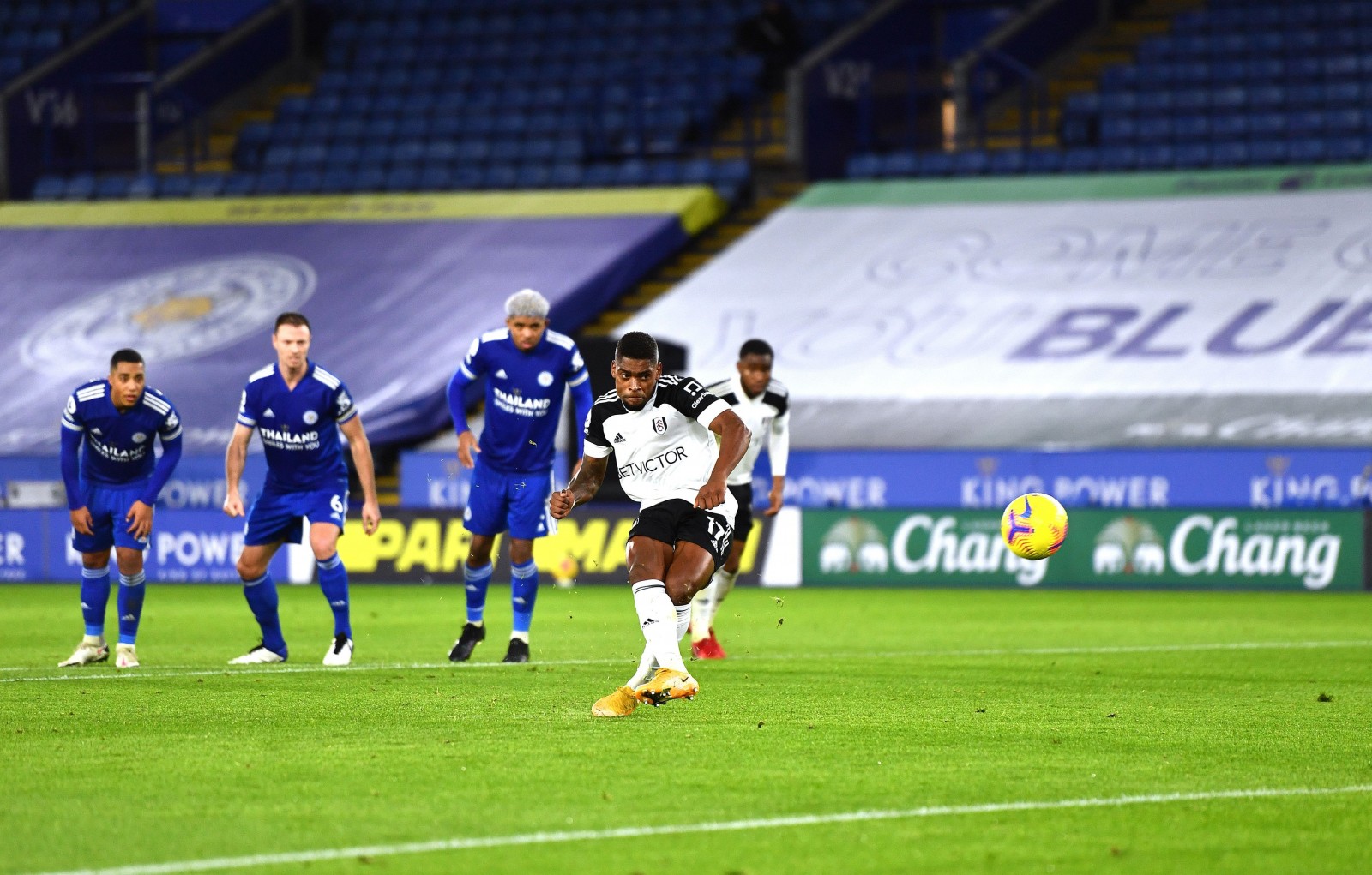 Leicester thua sốc trận đấu muộn Ngoại hạng Anh
