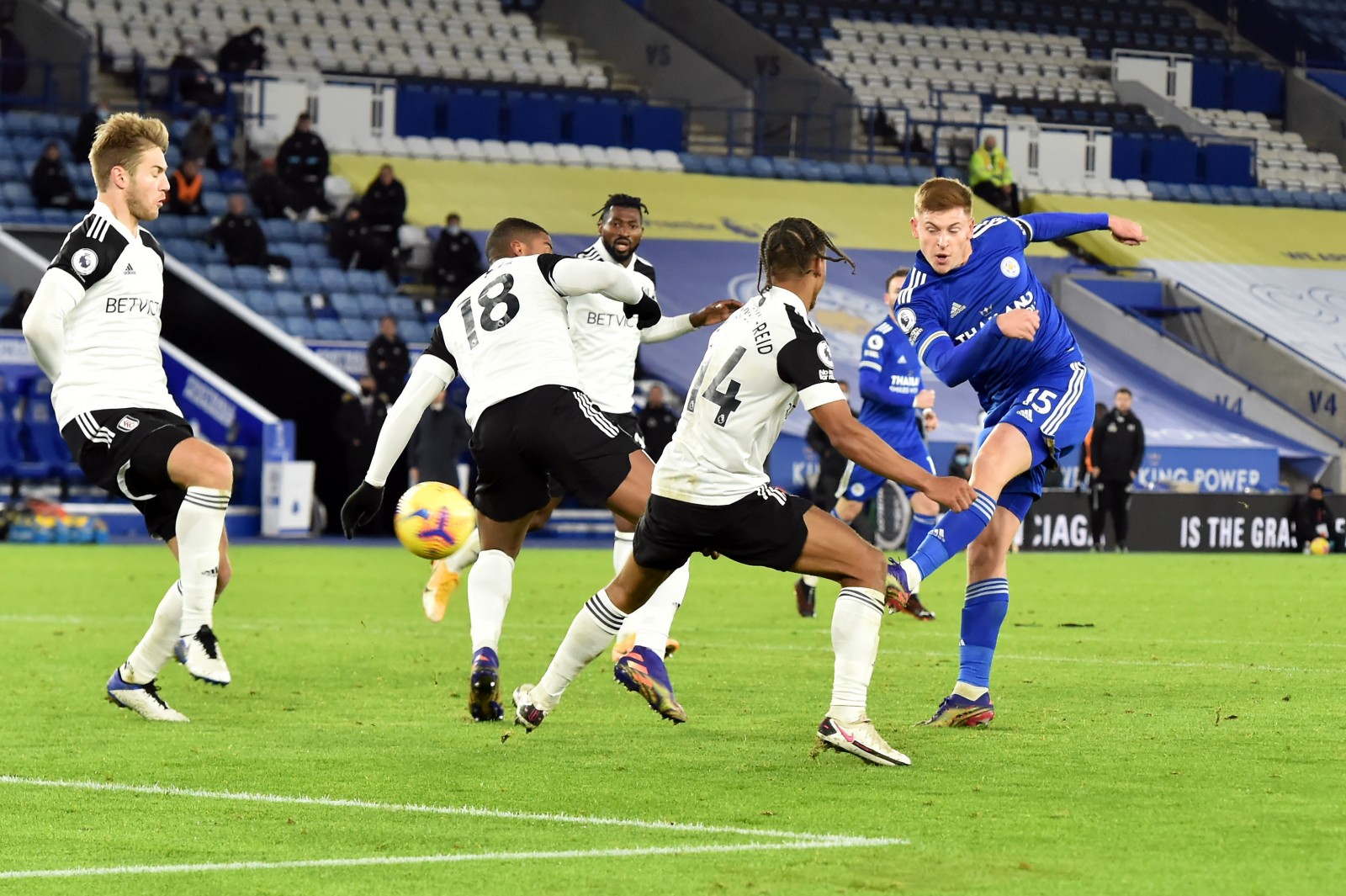 Leicester thua sốc trận đấu muộn Ngoại hạng Anh