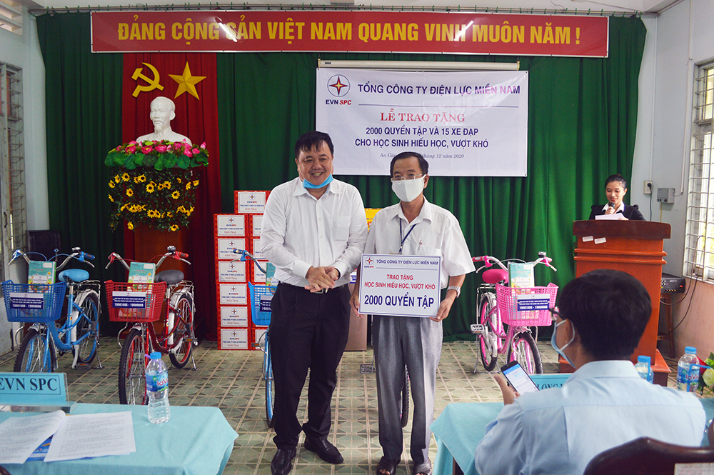 Tổng Công ty Điện lực miền Nam trao quà “Tiếp sức ước mơ” cho học sinh Trường THCS Mỹ Quý