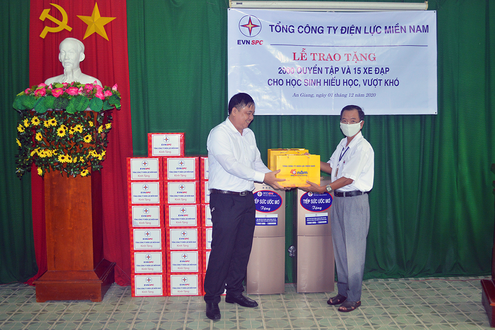 Tổng Công ty Điện lực miền Nam trao quà “Tiếp sức ước mơ” cho học sinh Trường THCS Mỹ Quý