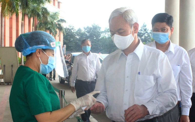Đưa hai trường hợp F1 của BN 1347 vào bệnh viện