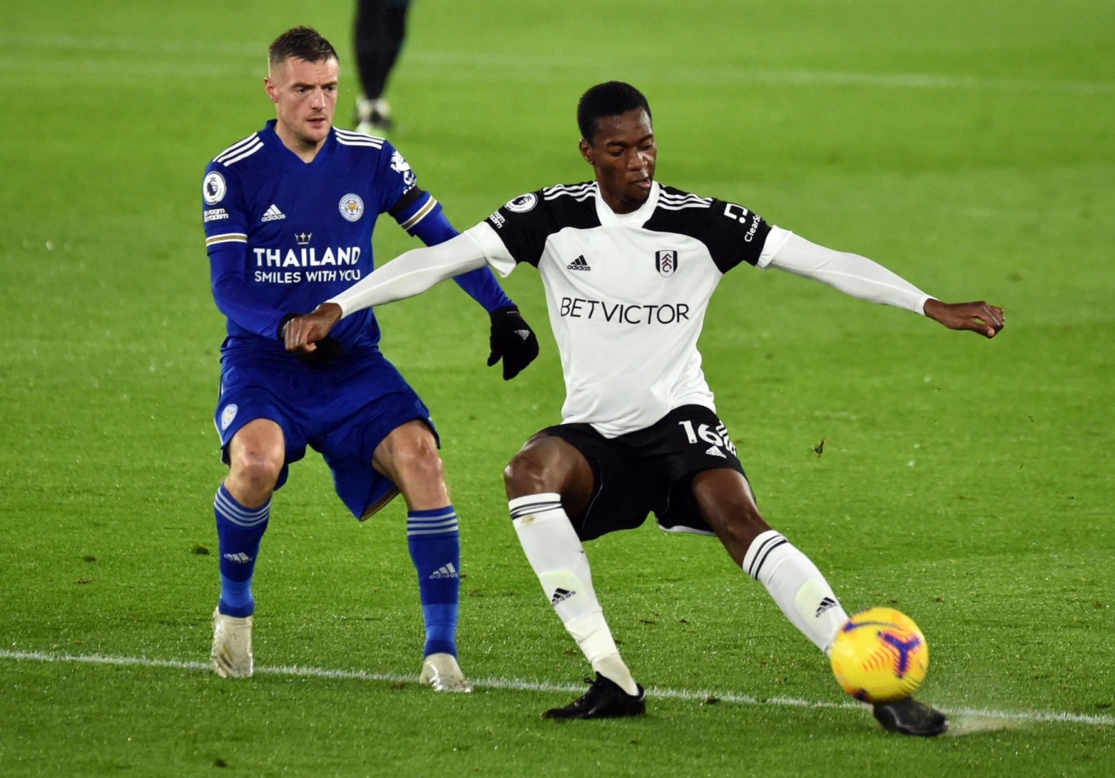 Leicester thua sốc trận đấu muộn Ngoại hạng Anh
