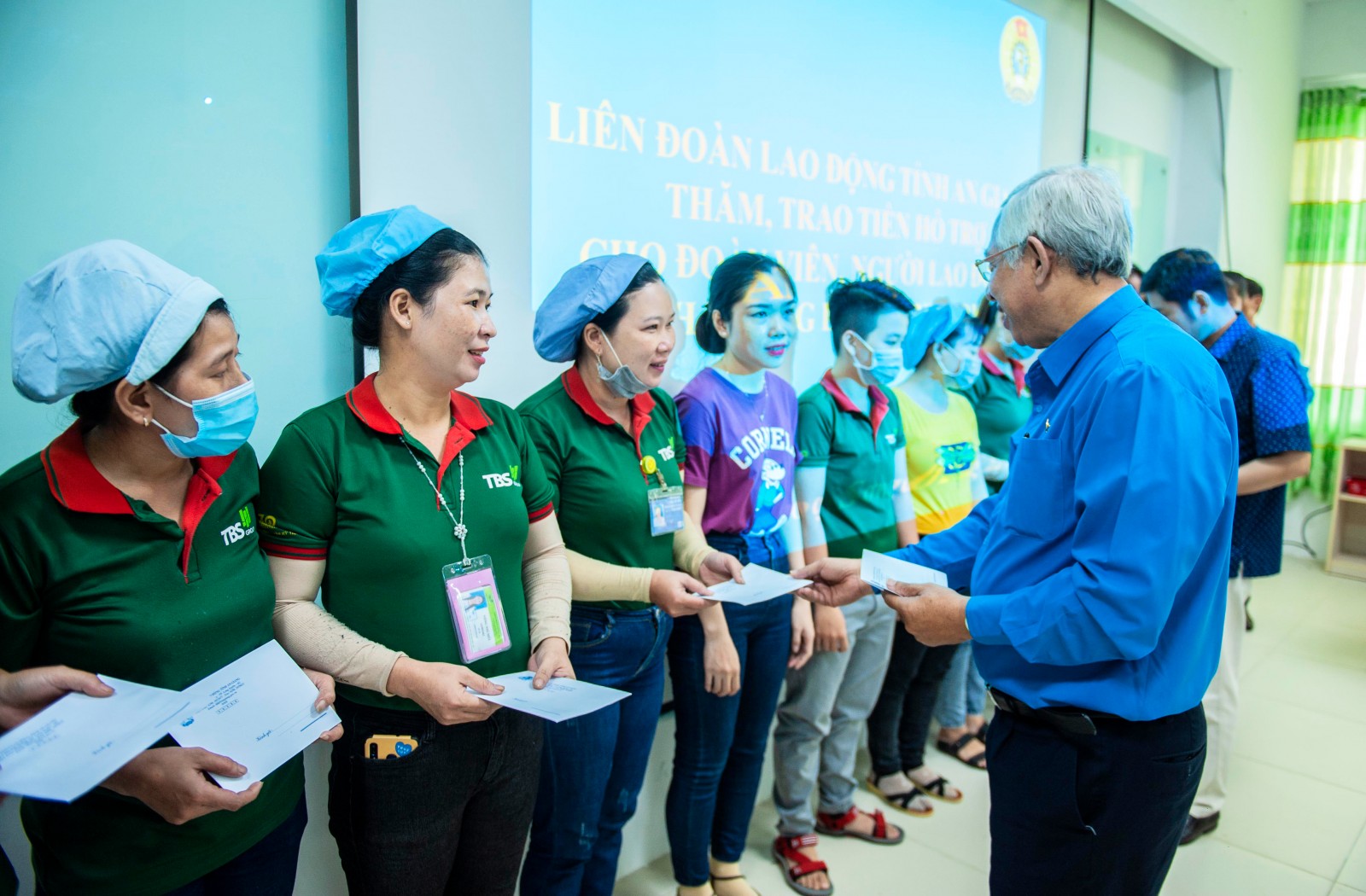 Liên đoàn Lao động tỉnh An Giang tiếp tục thăm hỏi, hỗ trợ đoàn viên, người lao động có hoàn cảnh khó khăn bị ảnh hưởng do dịch bệnh COVID-19