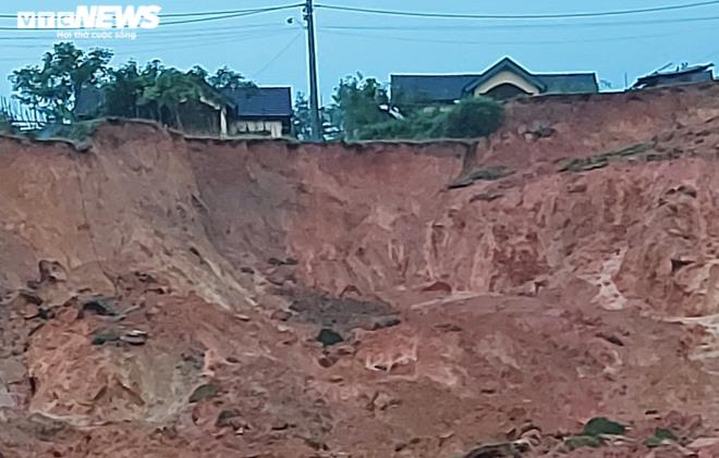 Sạt lở núi, 2.000 dân ở Quảng Ngãi bị cô lập