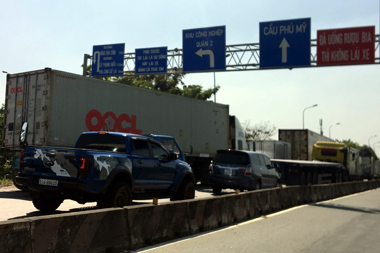 Cháy xe container trên cầu Phú Mỹ, 2 người thoát chết