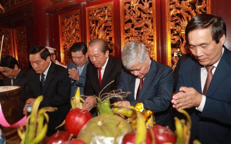 Phó Thủ tướng Trương Hòa Bình cùng đoàn đại biểu toàn quốc các dân tộc Việt Nam dâng hương tưởng niệm các Vua Hùng