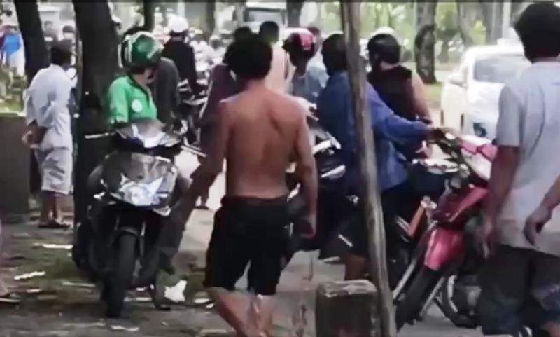 Bắt khẩn cấp hai đối tượng hành hung cảnh sát giao thông