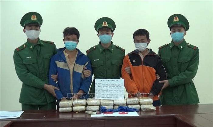 Bắt 2 người nước ngoài vận chuyển 90.000 viên ma túy tổng hợp