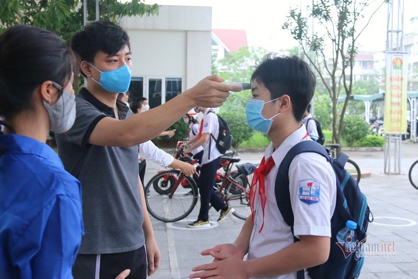 Học sinh Hà Nội phải đeo khẩu trang từ nhà đến trường