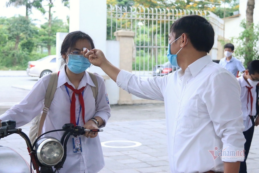 Học sinh Hà Nội phải đeo khẩu trang từ nhà đến trường