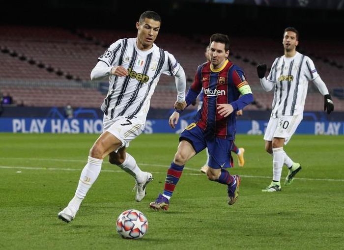 Ronaldo lập cú đúp, Juventus đè bẹp Barcelona