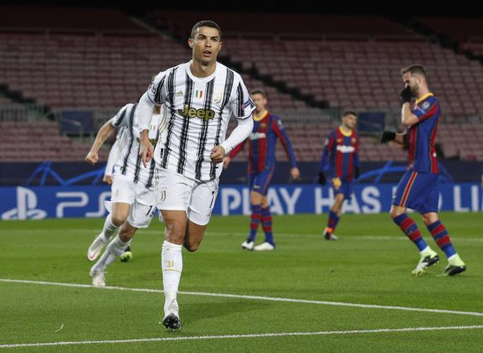 Ronaldo lập cú đúp, Juventus đè bẹp Barcelona