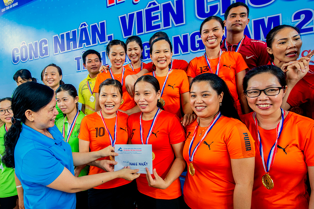 Trao giải môn bóng chuyền hơi Hội thao CNVC-LĐ tỉnh An Giang lần thứ 31 năm 2020