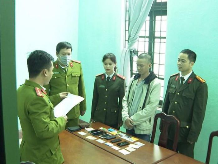Bắt nhân viên sân bay giả, phá đường dây lừa đảo qua mạng gần 400 tỷ