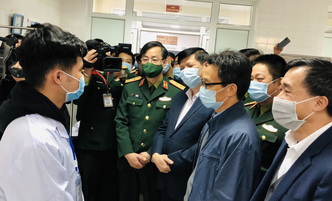 Phó Thủ tướng Vũ Đức Đam trò chuyện với 3 người tình nguyện đầu tiên tiêm vắc-xin Covid-19
