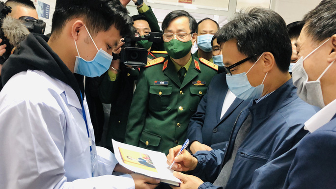 Phó Thủ tướng Vũ Đức Đam trò chuyện với 3 người tình nguyện đầu tiên tiêm vắc-xin Covid-19