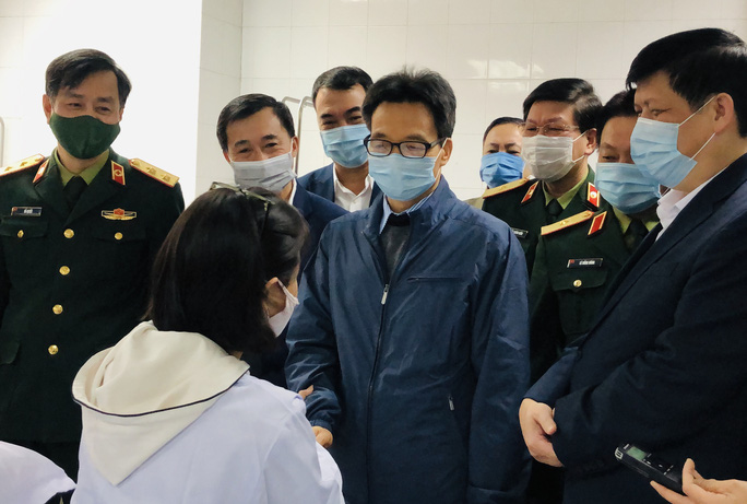 Phó Thủ tướng Vũ Đức Đam trò chuyện với 3 người tình nguyện đầu tiên tiêm vắc-xin Covid-19